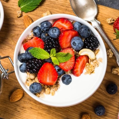 greek-yogurt-granola-with-fresh-berries-e1664470850475